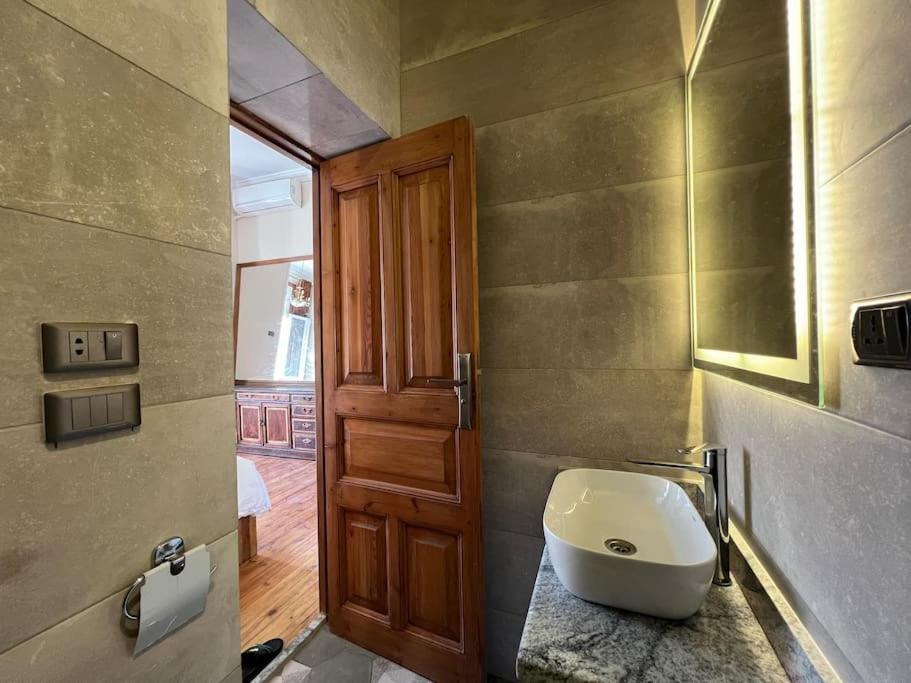Authentic 3Br Apartment In Downtown, Caïro Buitenkant foto
